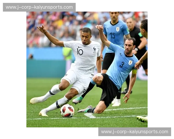 绿茵场上的浪漫与坚韧：当高卢雄鸡遇见东方巨龙的足球狂想曲